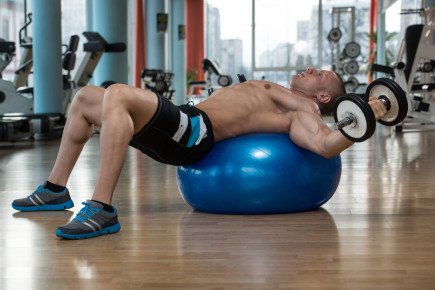 Supino explosivo inclinado alternado c/ halter, Catálogo de Exercícios