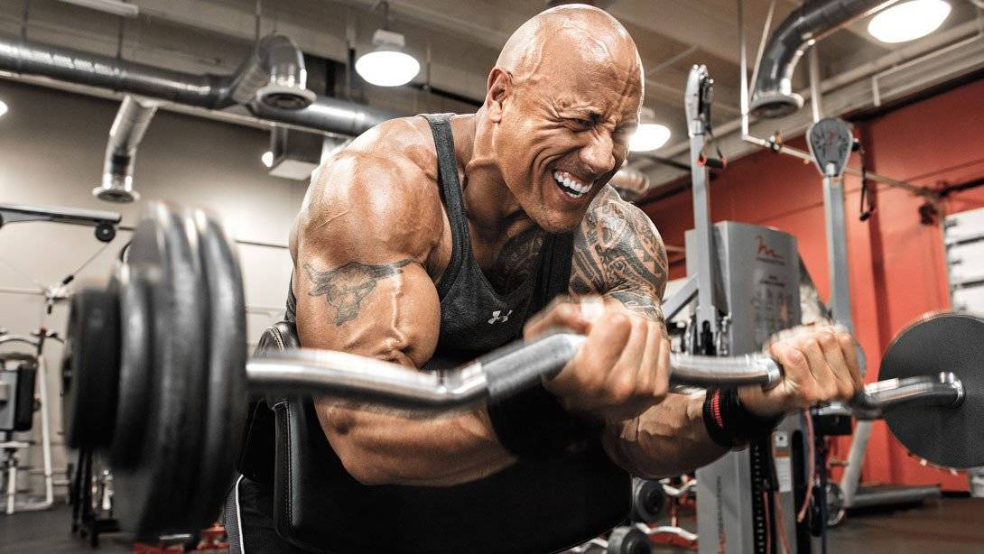 Dwayne 'The Rock' Johnson mostra coxas supermusculosas na academia - Quem