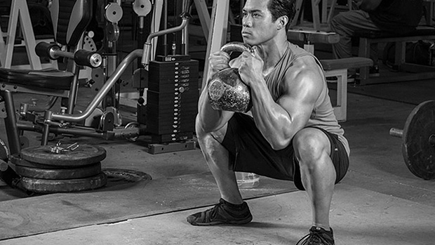 2 exercícios que todo atleta iniciante deve fazer com kettlebells