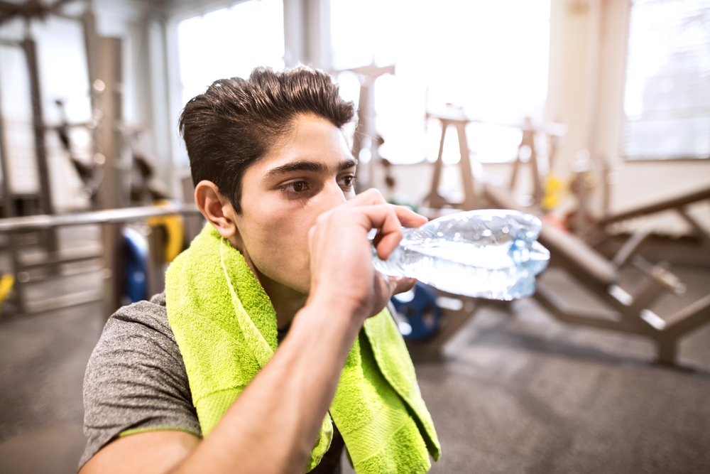 atleta bebendo água