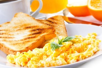 café da manha ovos proteinas