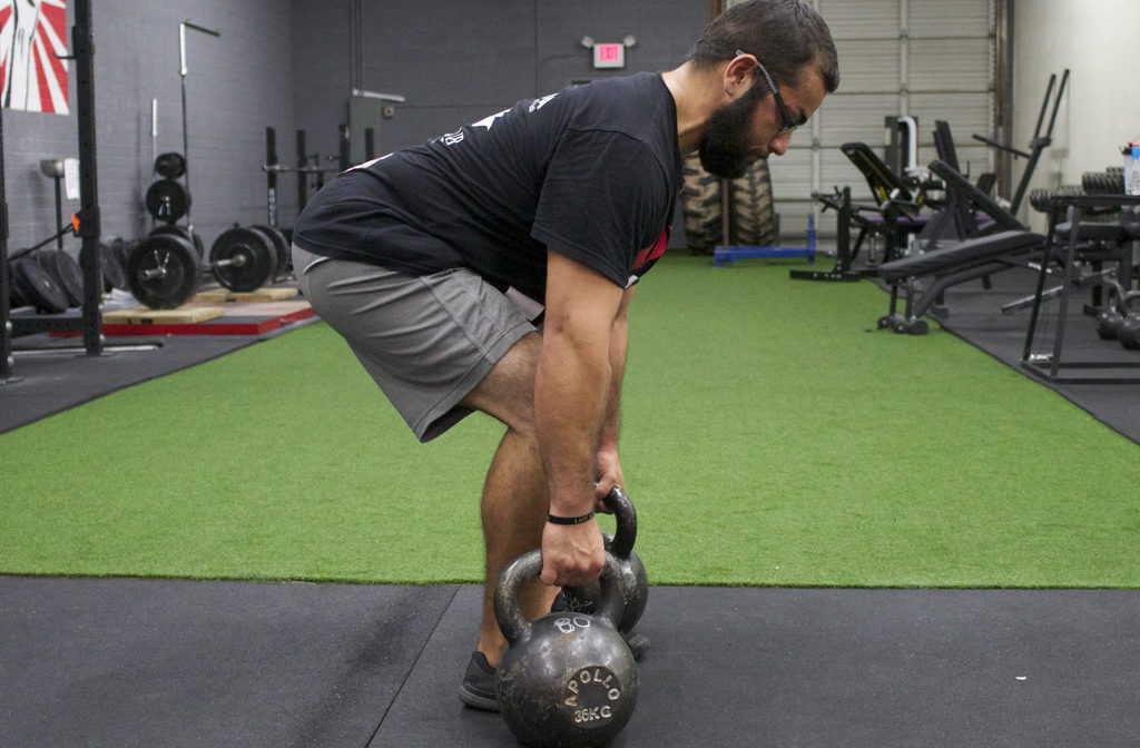 levantamento terra kettlebell