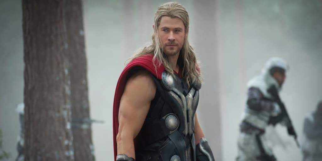 Astro de 'Thor', Chris Hemsworth mostra abdômen super definido em