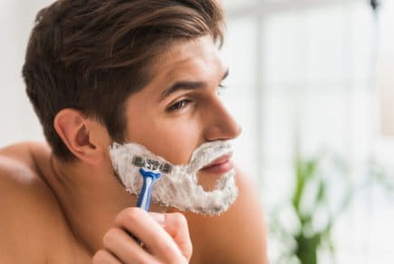 Homem fazendo a barba