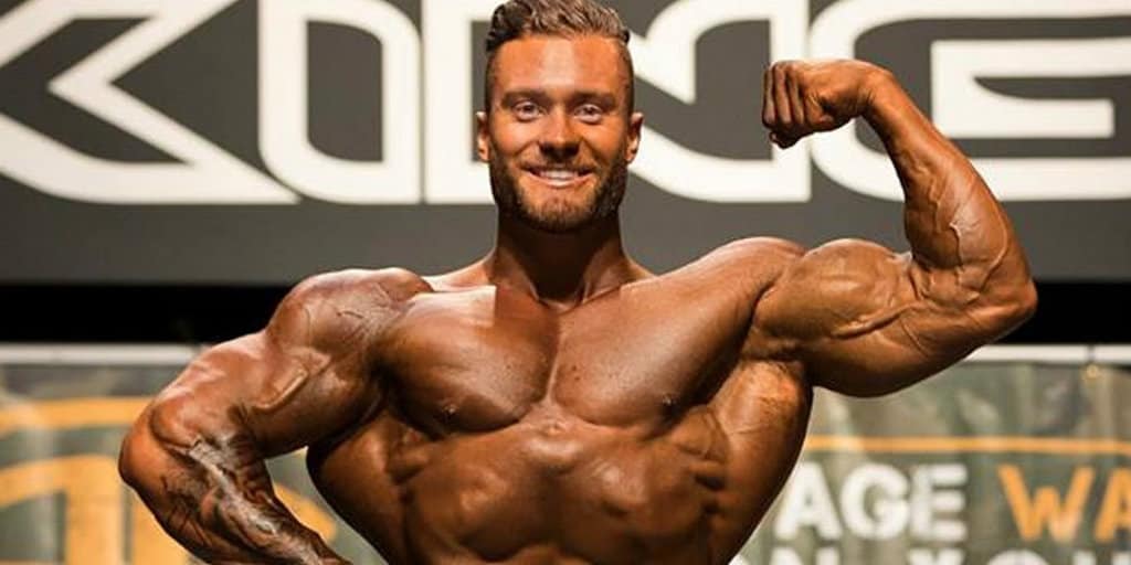 O treino pesado de ombros do novo monstro do Mr. Olympia
