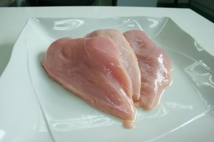 peito de frango cru