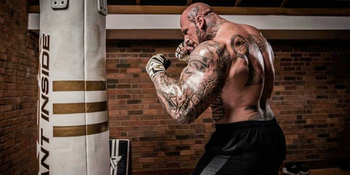 Gigante do bodybuilding vira lutador de MMA profissional