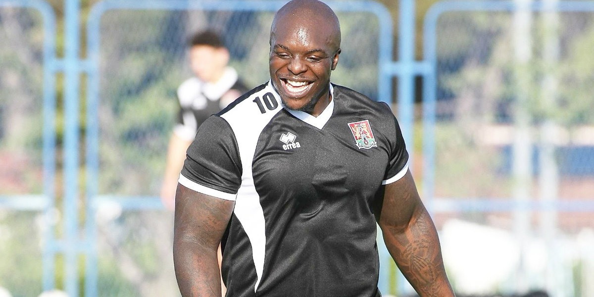 Jogador mais forte do mundo, Akinfenwa pode rumar ao WWE - Lance!